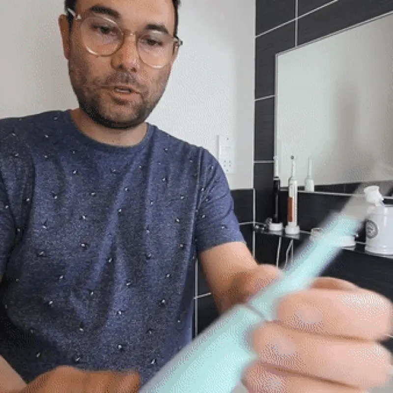 guy holding Clearpik and using it in front of mirror